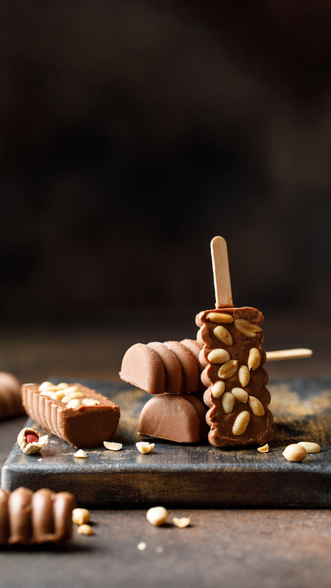 Homemade ice cream with nuts and cocoa screenshot