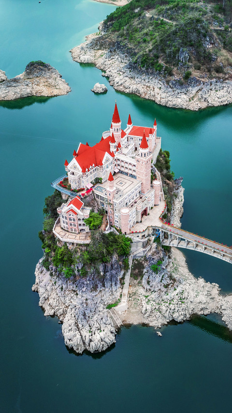 A fairy tale like european castle screenshot