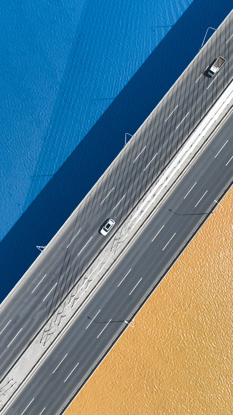 Natural boundary line on water screenshot