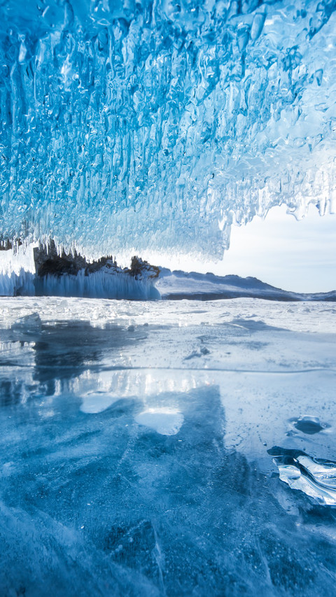 Between the ice cracks screenshot