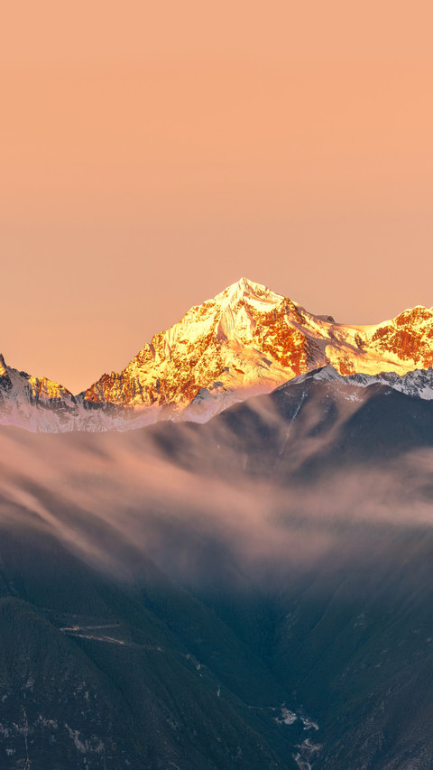 Meili Snow Mountain Bathed in Sunlight screenshot
