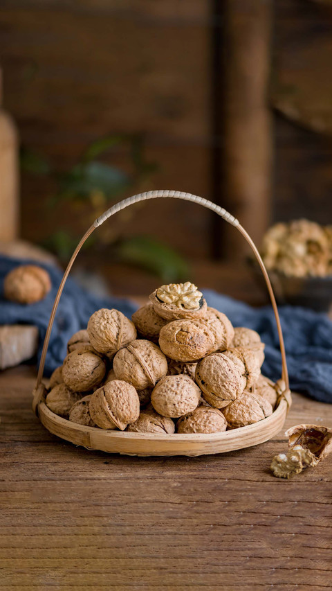 Remember to eat walnuts without touching them screenshot