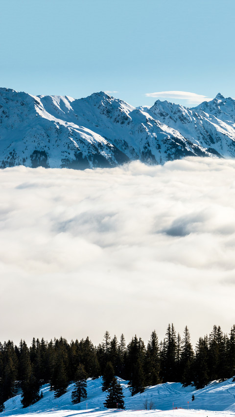 Clouds and mist surround the mountains screenshot