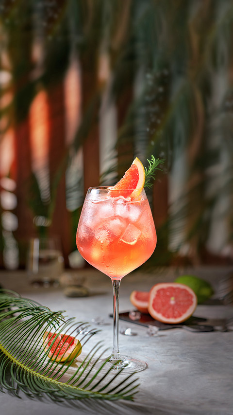 Cocktail With Ice Decorated with A Slice of Orange screenshot