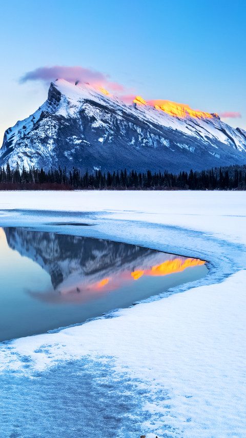 The winter glow of mount rendel screenshot