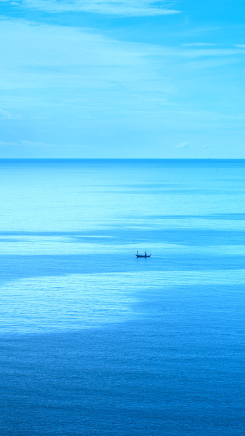 Fisherman ships in the blue sea screenshot