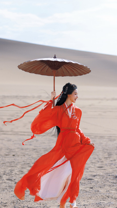 陈都灵一袭汉服赴黄沙 screenshot