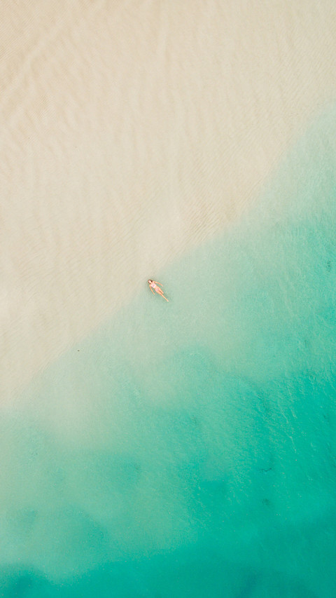 清澈海边-视觉中国  screenshot