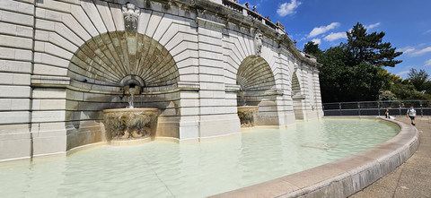 Water fountain in Paris.jpg screenshot