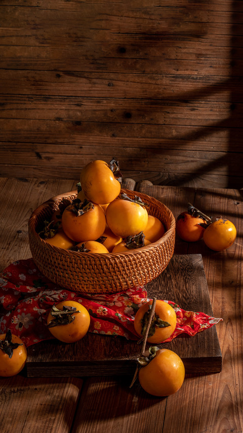 Persimmons on the plate are on the table screenshot