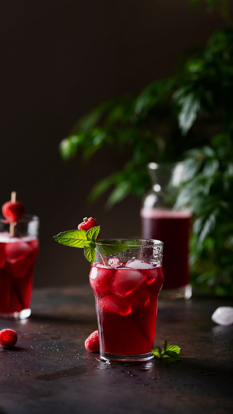Fresh Summer Cold Cocktail with Raspberry screenshot