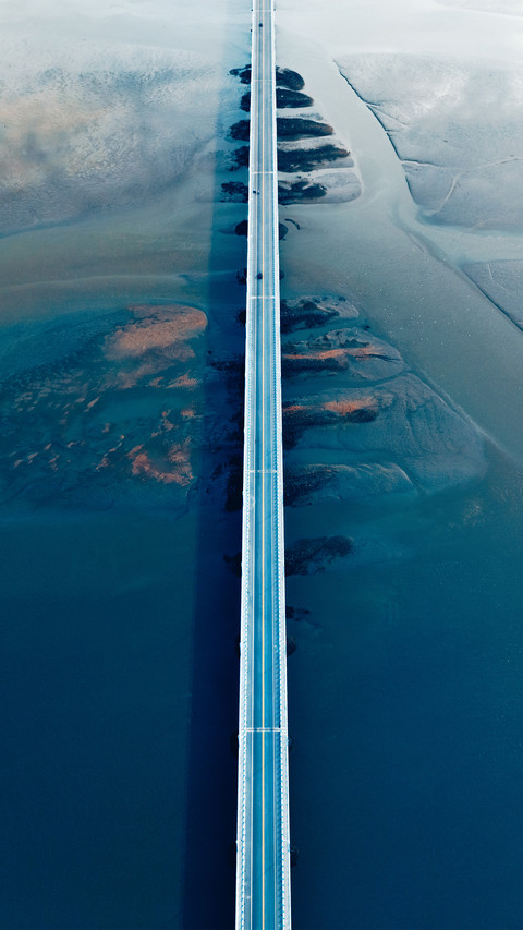 Cross the desolate bridge screenshot