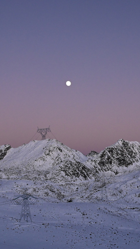 Snow and moon, a quiet night, with dim light sinking screenshot