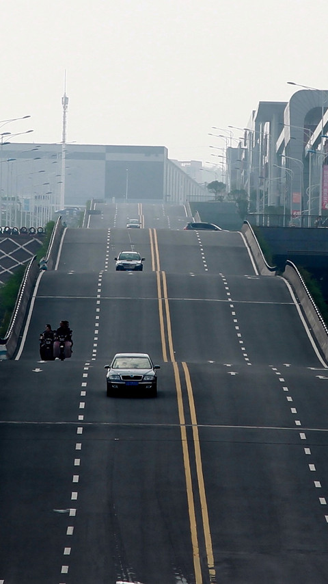 Chongqings current wavy highway screenshot
