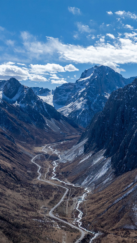 The road under the snowcapped mountains screenshot