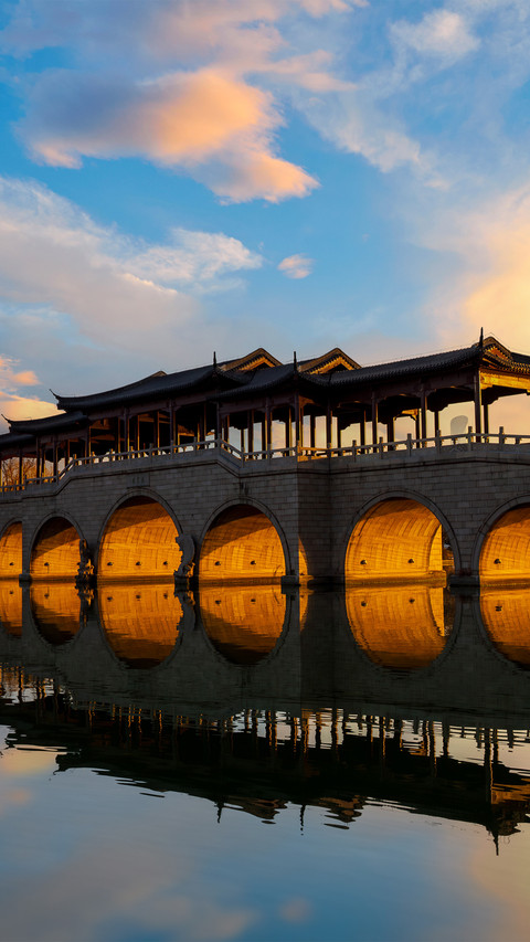 The sun rises over lingyun bridge with golden light screenshot