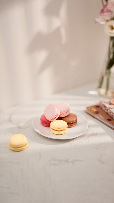 Hortensia bouquet with French macarons in sunlight screenshot