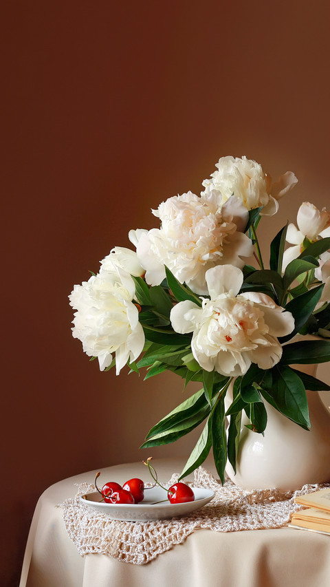 Still life with a bouquet of white peonies in a jug screenshot