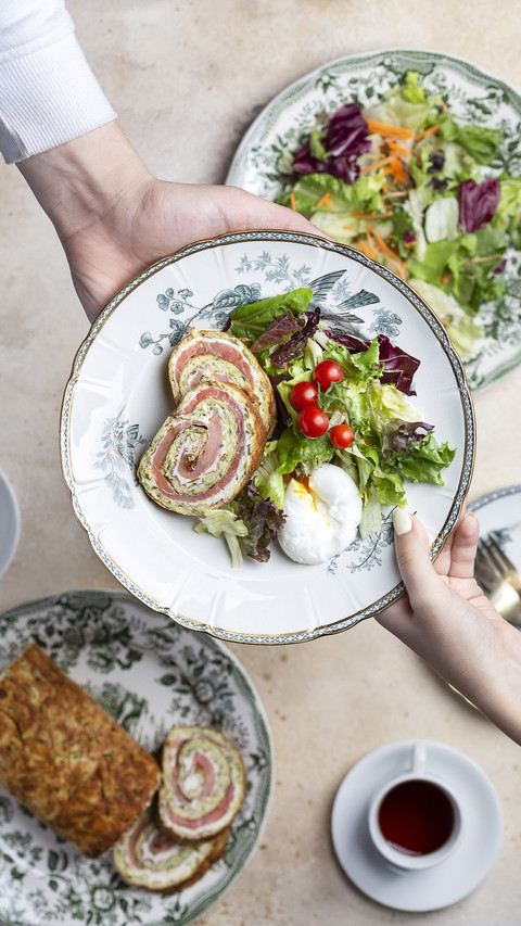 People rely on clothing food and plates to install screenshot
