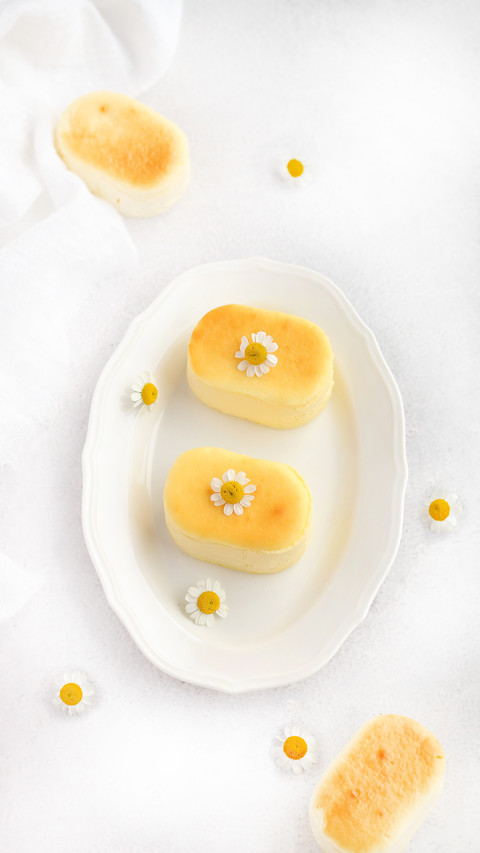 Some Small Flowers Decorate The Cake screenshot