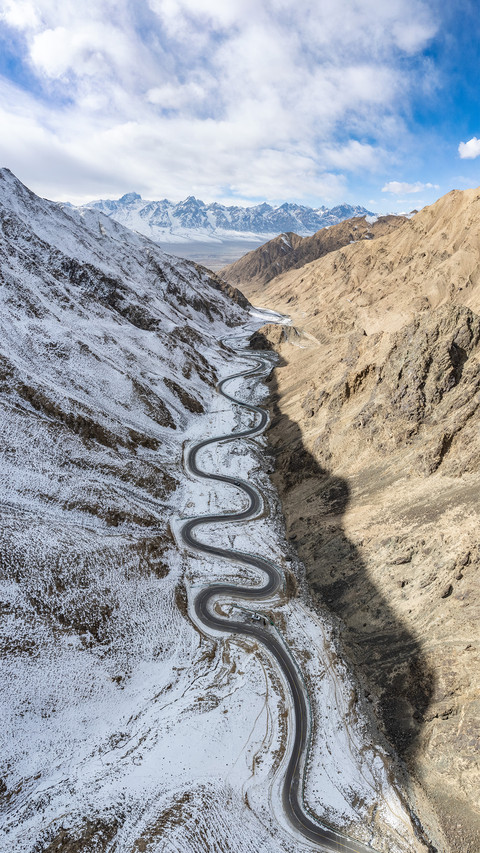 Half of the snow on the ancient panlong road screenshot