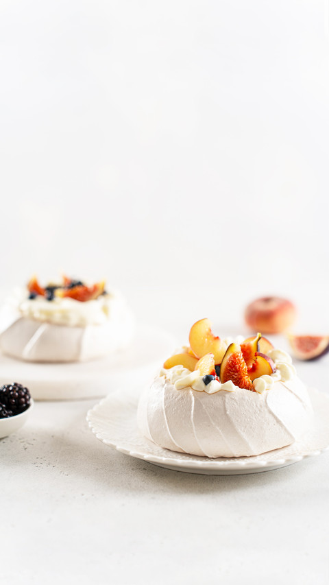 Homemade delicious mini Pavlova meringue cakes screenshot