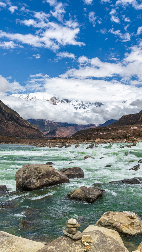 The green river rushes forward screenshot
