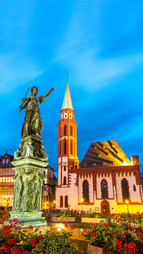 Old town square romerberg with Justitia statue screenshot