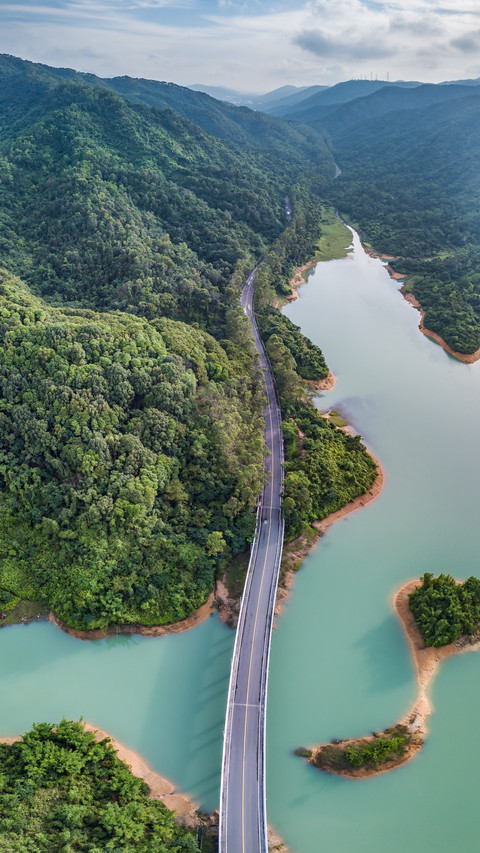A road trip through mountains forests lakes and waterways screenshot