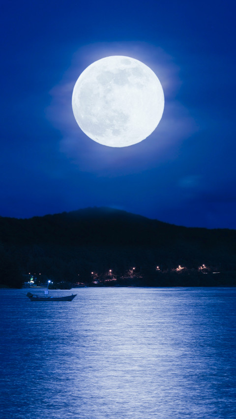 Moon over Sea screenshot