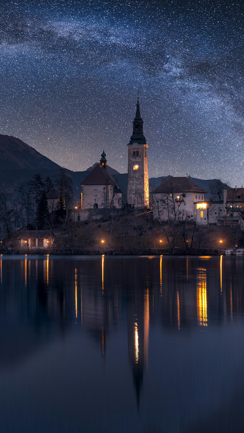 Church Building Under The Stars screenshot