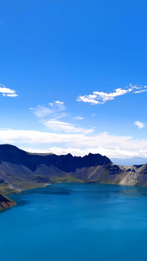 The clouds of tianchi lake reflect the snowcapped peaks screenshot