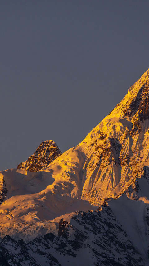 The Meili Snow Mountain is dazzling with golden light screenshot