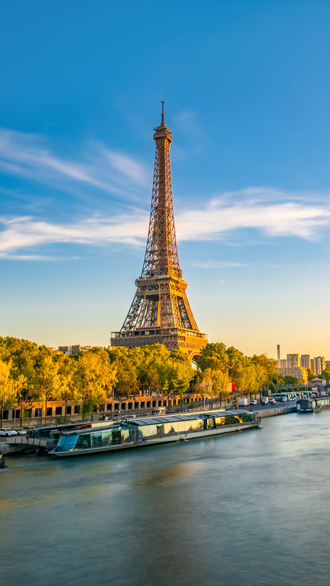 Sunset view of Eiffel tower and Seine river in Paris screenshot