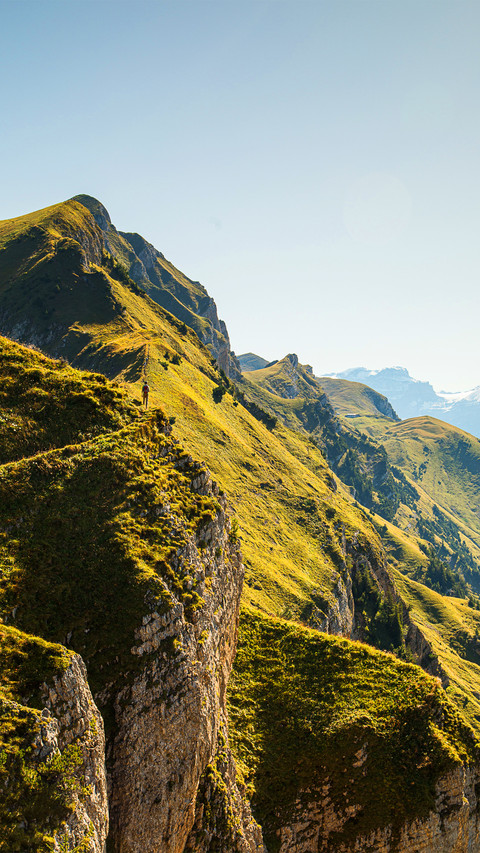 Clear sky and mountain scenery screenshot