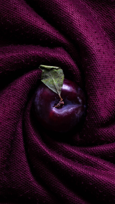 Purple fabric and plums screenshot