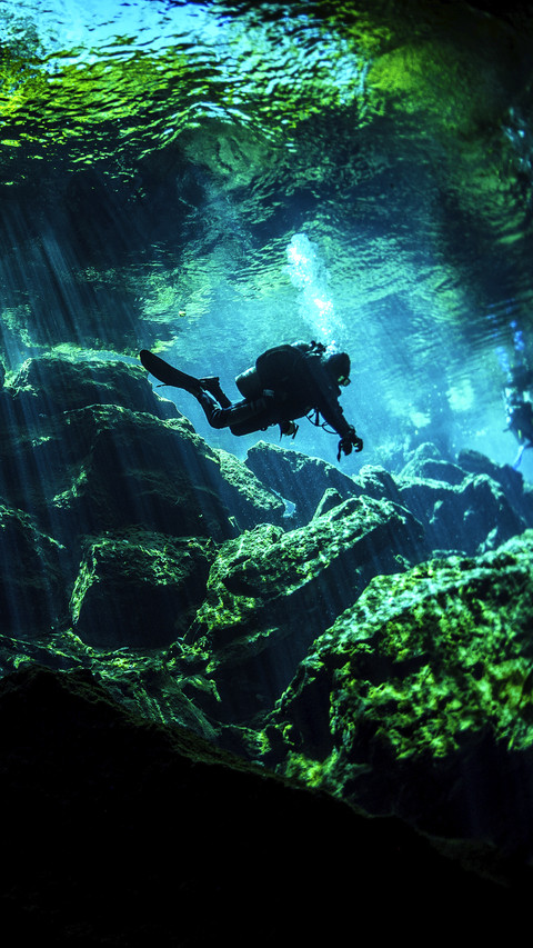Beauty of underwater caves screenshot