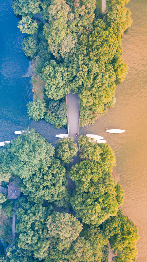 The water of west lake splits like a mirror screenshot