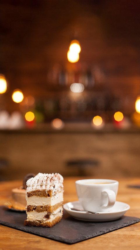 Delicious chocholate cake with white cream and cinnamon screenshot
