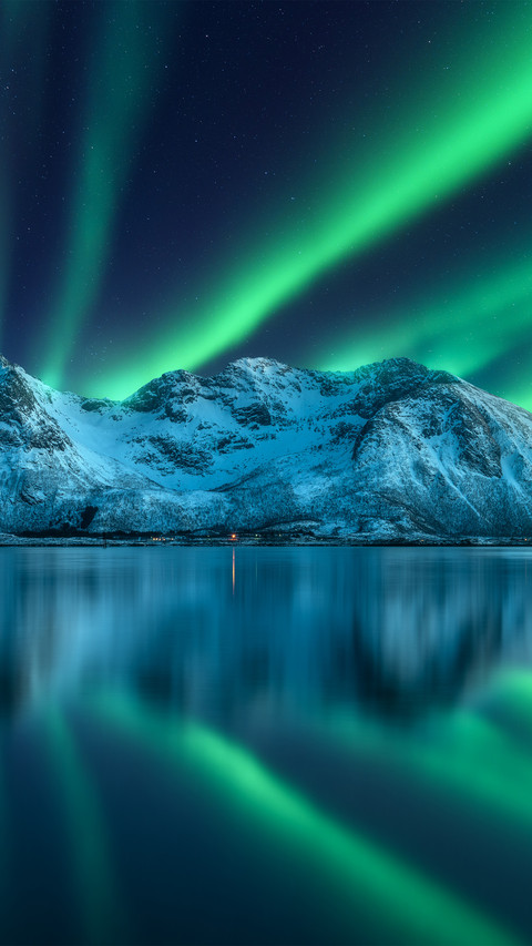The northern lights on the coast screenshot