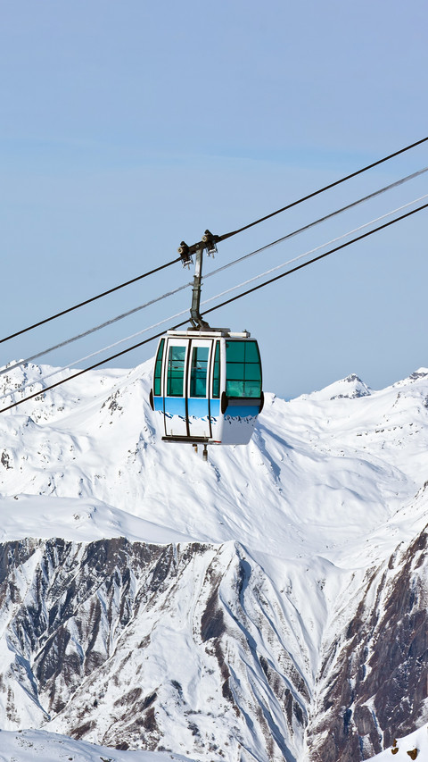Two cabin of chairlift in Les Deux Alps - France screenshot