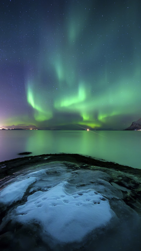 See the aurora with your loved ones once screenshot