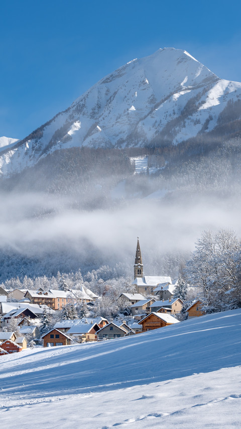 Serene Snowy Hamlet, A Winter Haven of Peace screenshot
