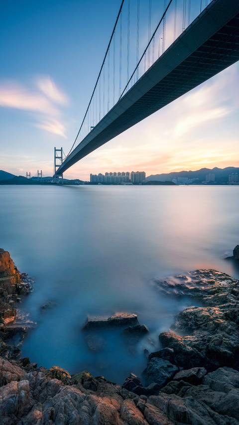 The magnificent cross-sea bridge in Hong Kong screenshot