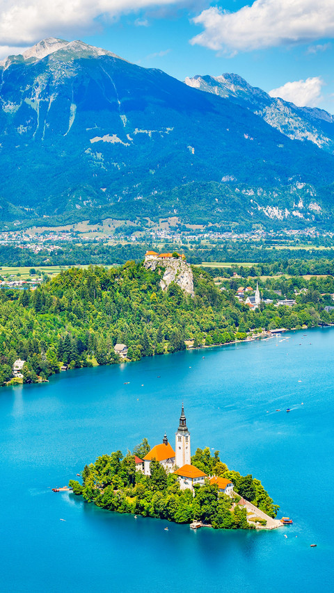 Lake Bled landscape with an island at the foot of the Alps screenshot