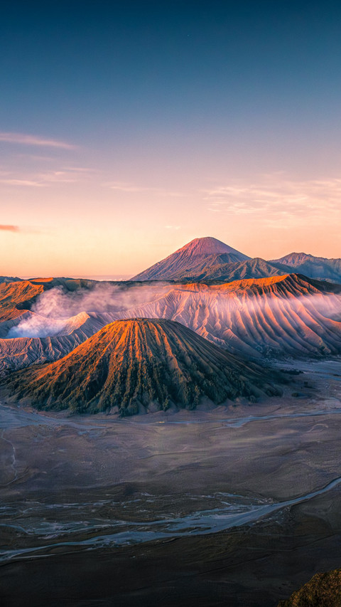 Sunrise at Bromo Volcano, Indonesia screenshot