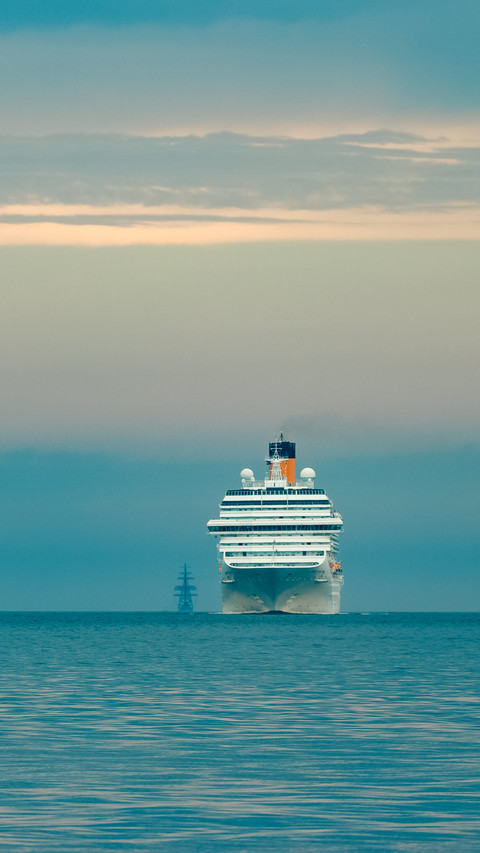 Large royal cruise liner on the way screenshot