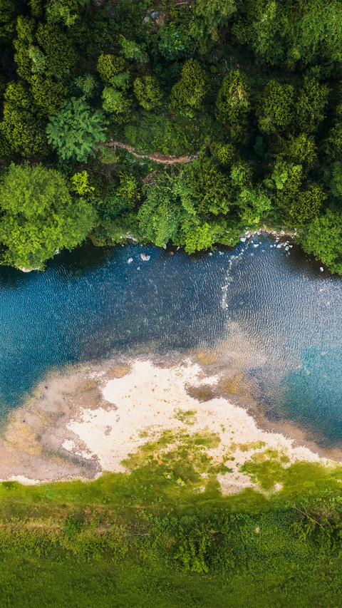 Overlooking the river and the woods 2 screenshot