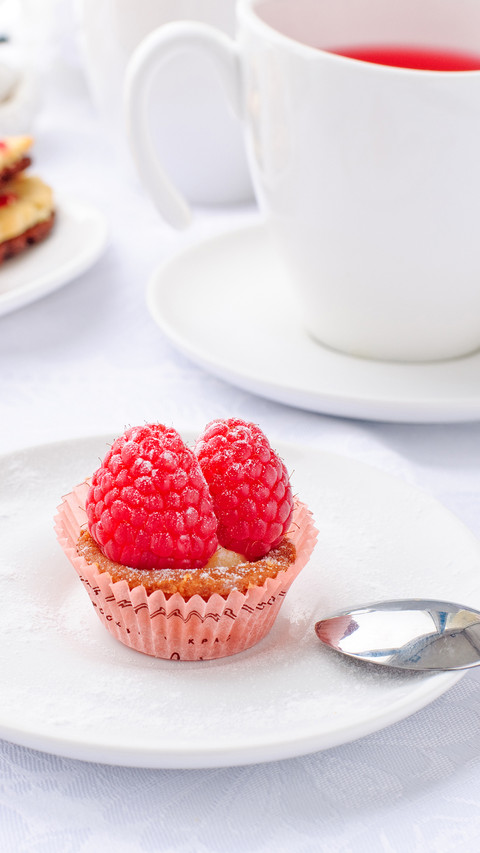 Delicious fresh berry cake with tea screenshot