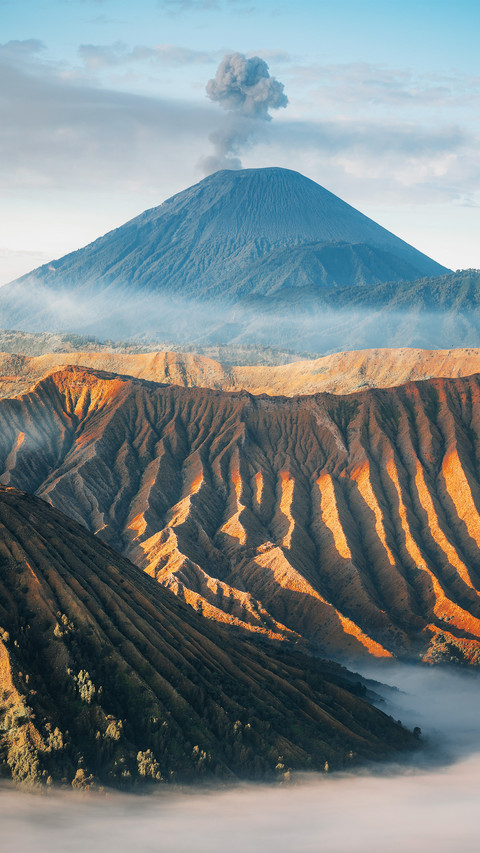 The volcano erupts at sunrise screenshot
